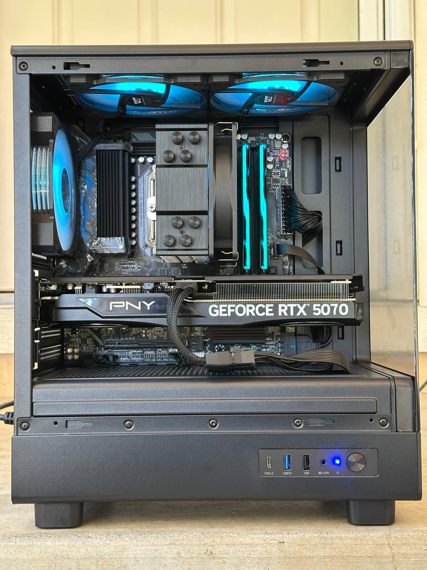 Gaming pc / GeForce RTX 5070 / Ryzen 5 9600X / 32GB DDR5 Ram / 2TB WD-Black ssd / windows 11