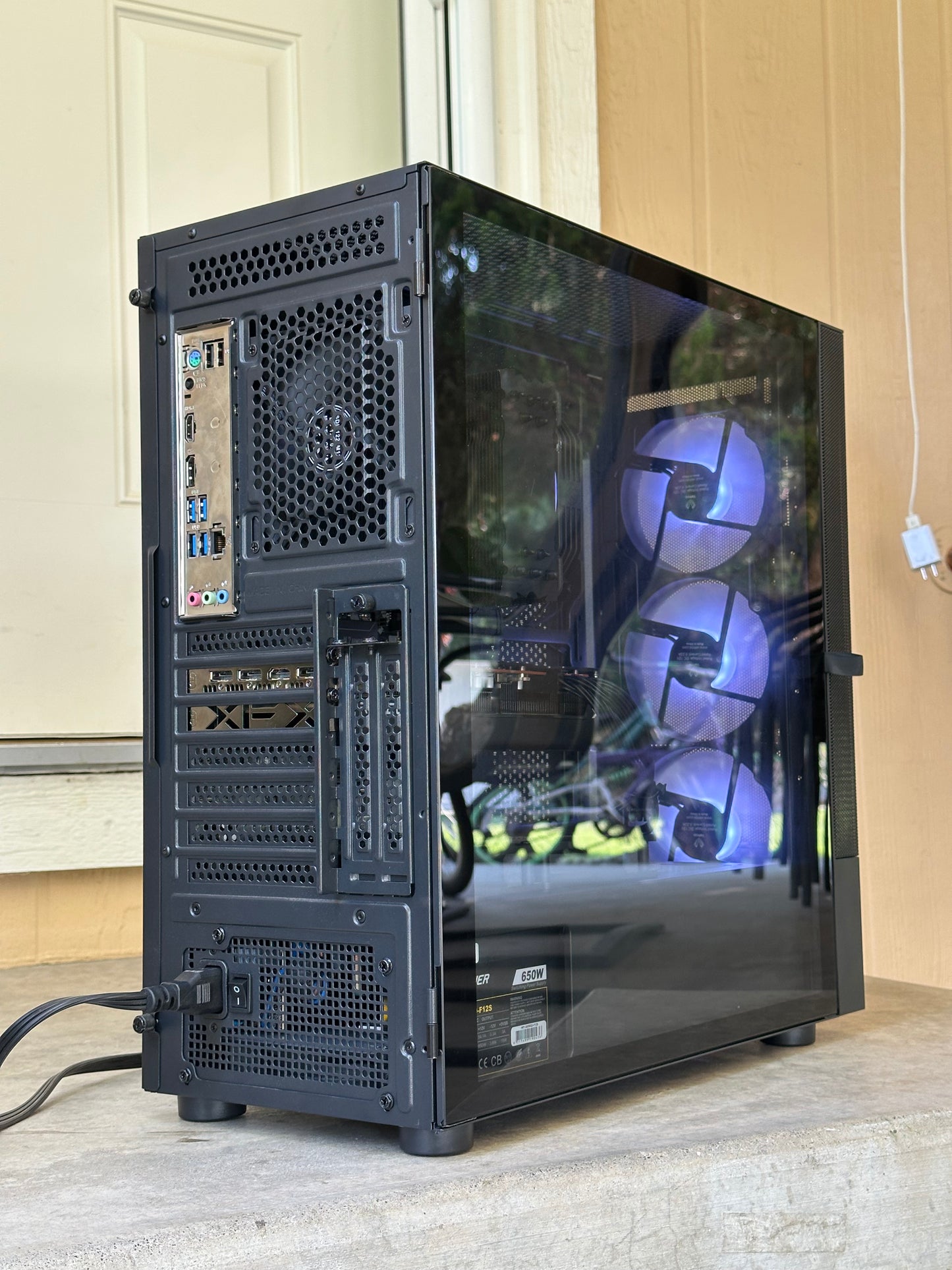 Gaming pc / Rx 6600 XT / i5-12400 / 16GB 3200MHz ram / 1TB t-force ssd / Windows 11