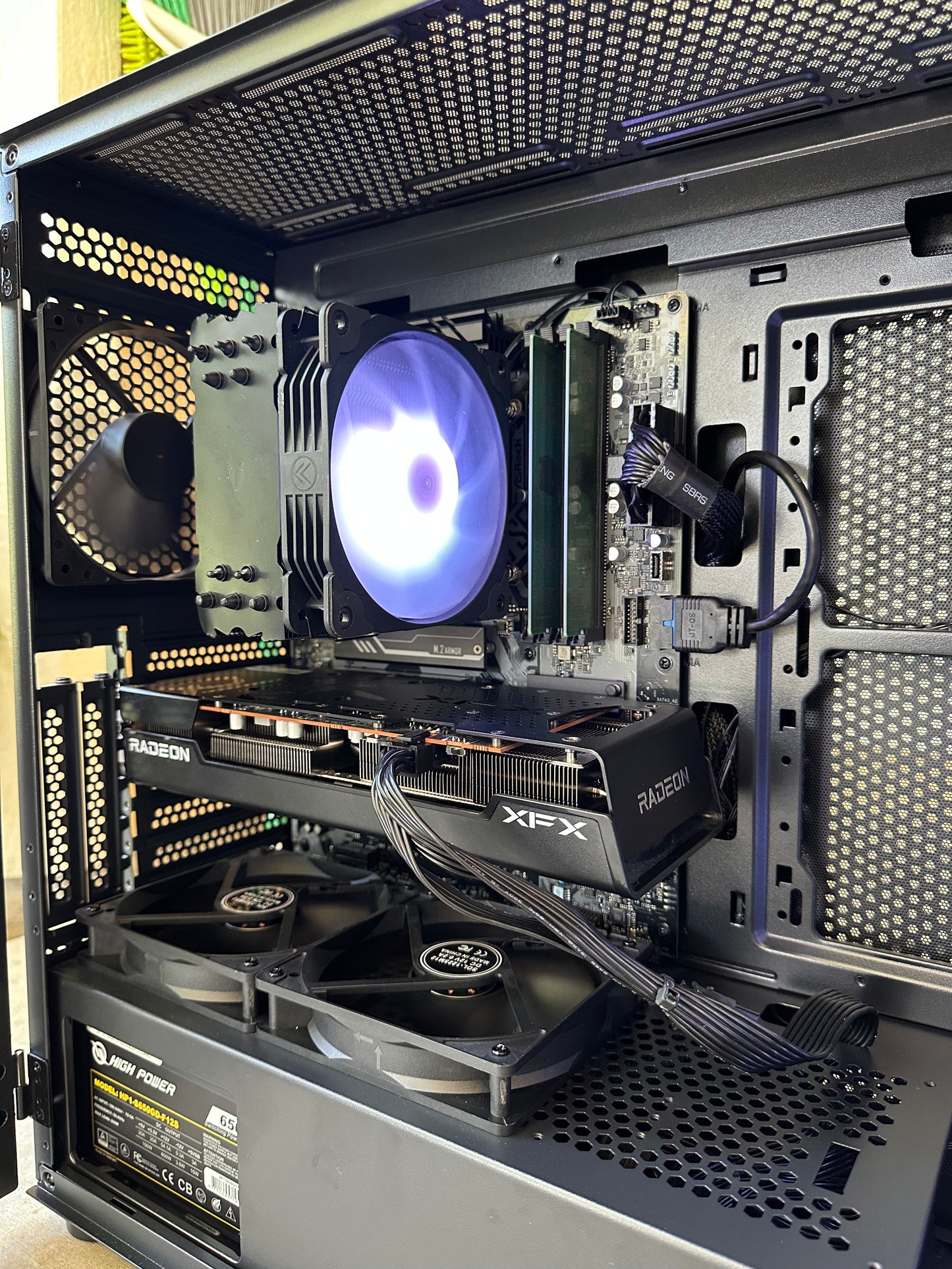 Gaming pc / Rx 6600 XT / i5-12400 / 16GB 3200MHz ram / 1TB t-force ssd / Windows 11