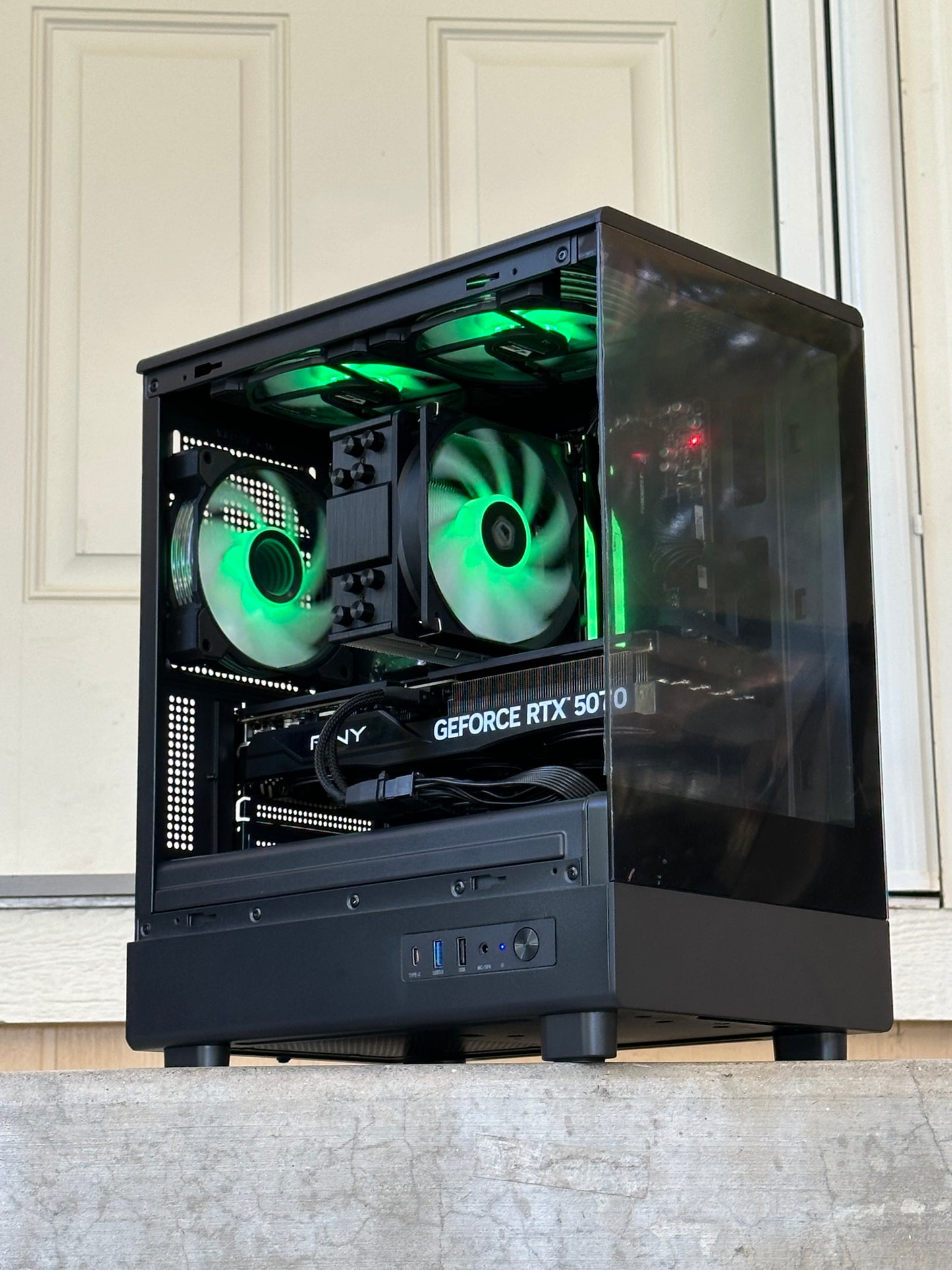 Gaming pc / GeForce RTX 5070 / Ryzen 5 9600X / 32GB DDR5 Ram / 2TB WD-Black ssd / windows 11