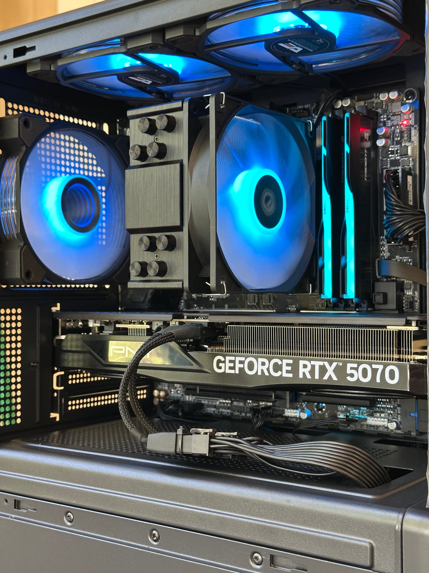 Gaming pc / GeForce RTX 5070 / Ryzen 5 9600X / 32GB DDR5 Ram / 2TB WD-Black ssd / windows 11