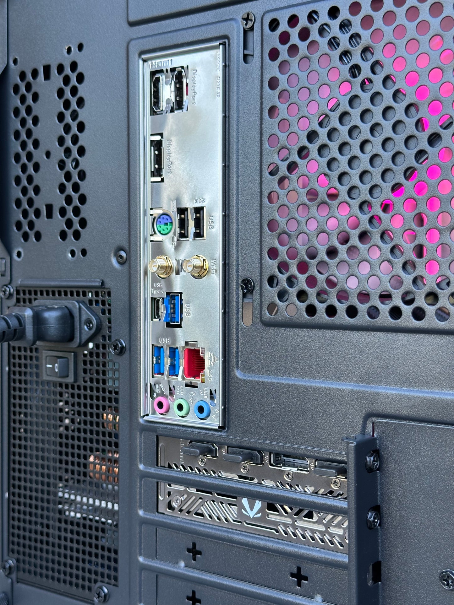 Rtx 5070 \ Ryzen 7 7700 \ 32GB Corsair DDR5 \ 1TB nvme ssd \ 850w Gold Psu \ Windows 11 Pro