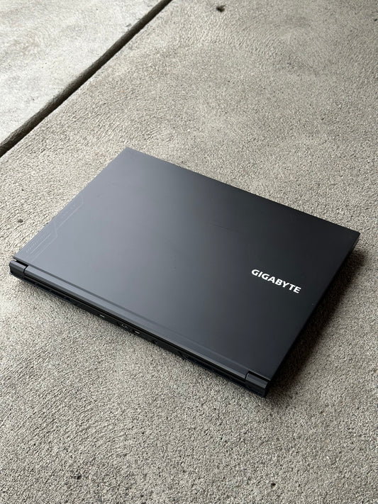 Intel i7-13620H / 32GB DDR5 / 1TB gigabyte nvme / Windows 11