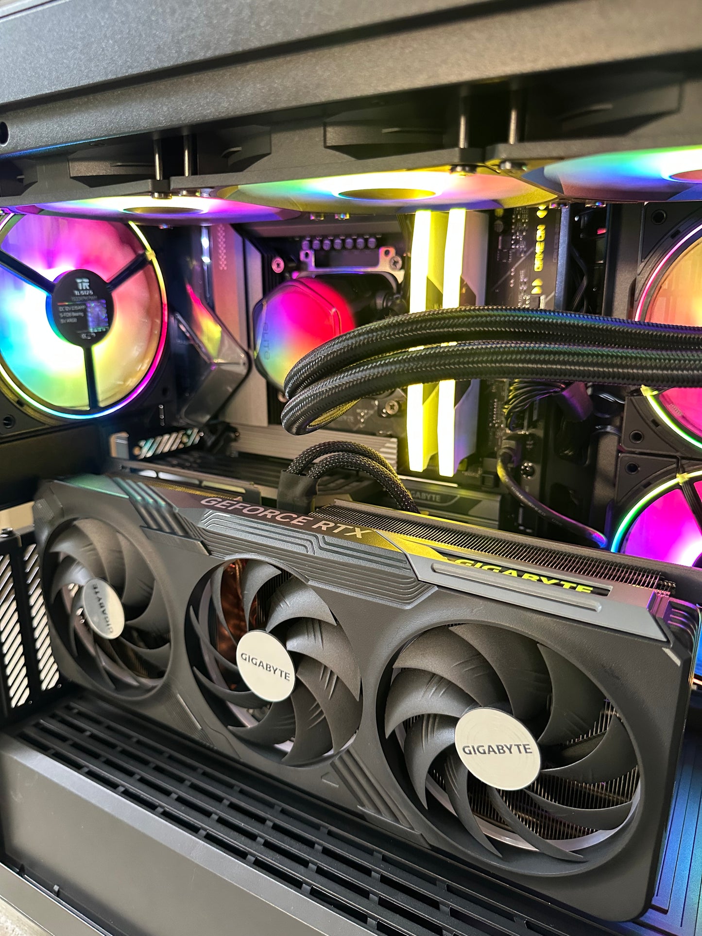 RTX 4070 Ti / Ultra 7 265K / 32GB 6000MHz Corsair / 1TB nvme ssd / Windows 11 Pro