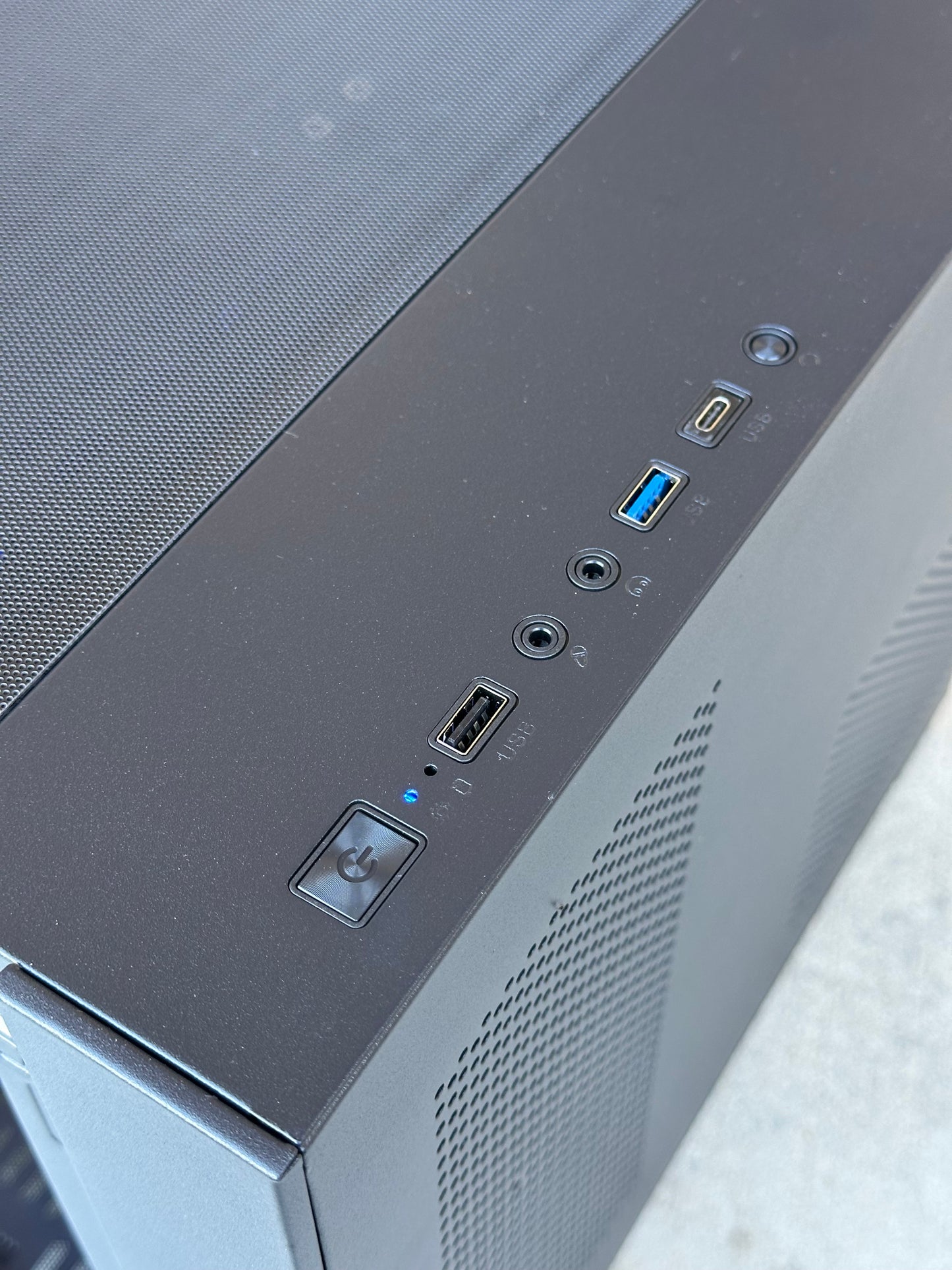 Rtx 5070 \ Ryzen 7 7700 \ 32GB Corsair DDR5 \ 1TB nvme ssd \ 850w Gold Psu \ Windows 11 Pro