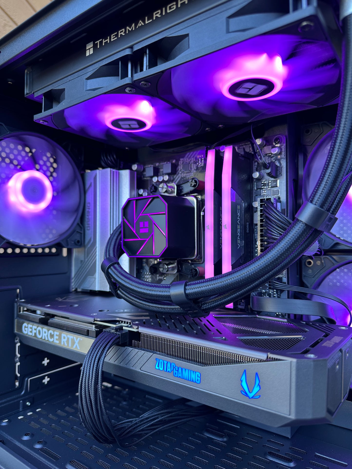 Rtx 5070 \ Ryzen 7 7700 \ 32GB Corsair DDR5 \ 1TB nvme ssd \ 850w Gold Psu \ Windows 11 Pro